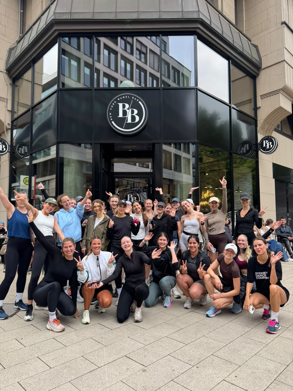 Female Run mit Pace and Silhouettes & der New York Bagel Bar