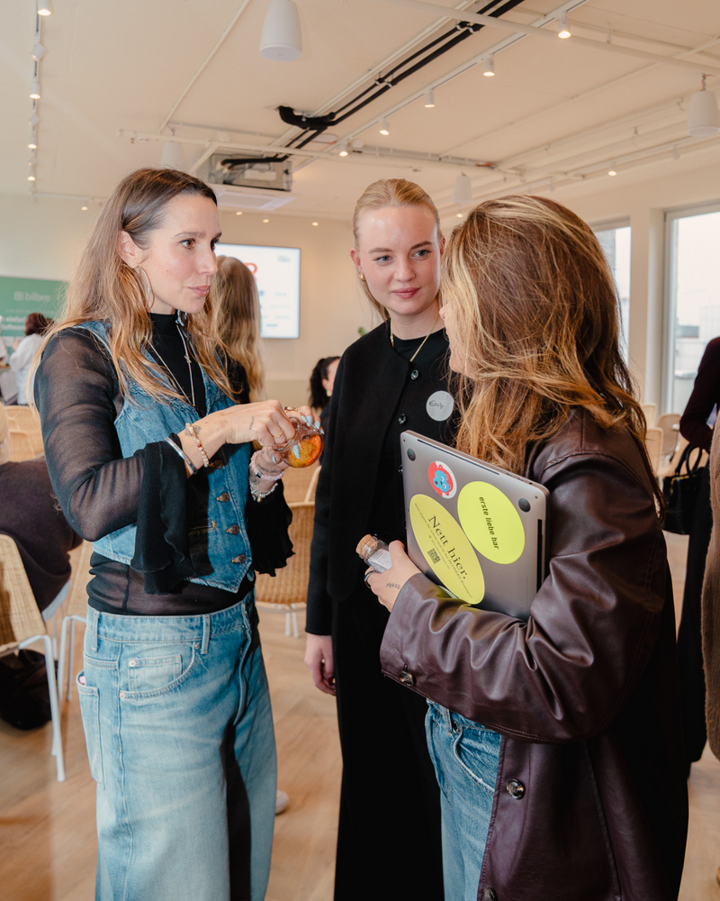 Frauen, die aktive Entscheidungen treffen.