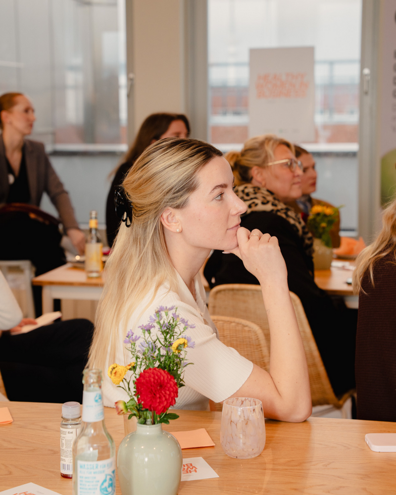 Frauen, die Tools & Services einkaufen.