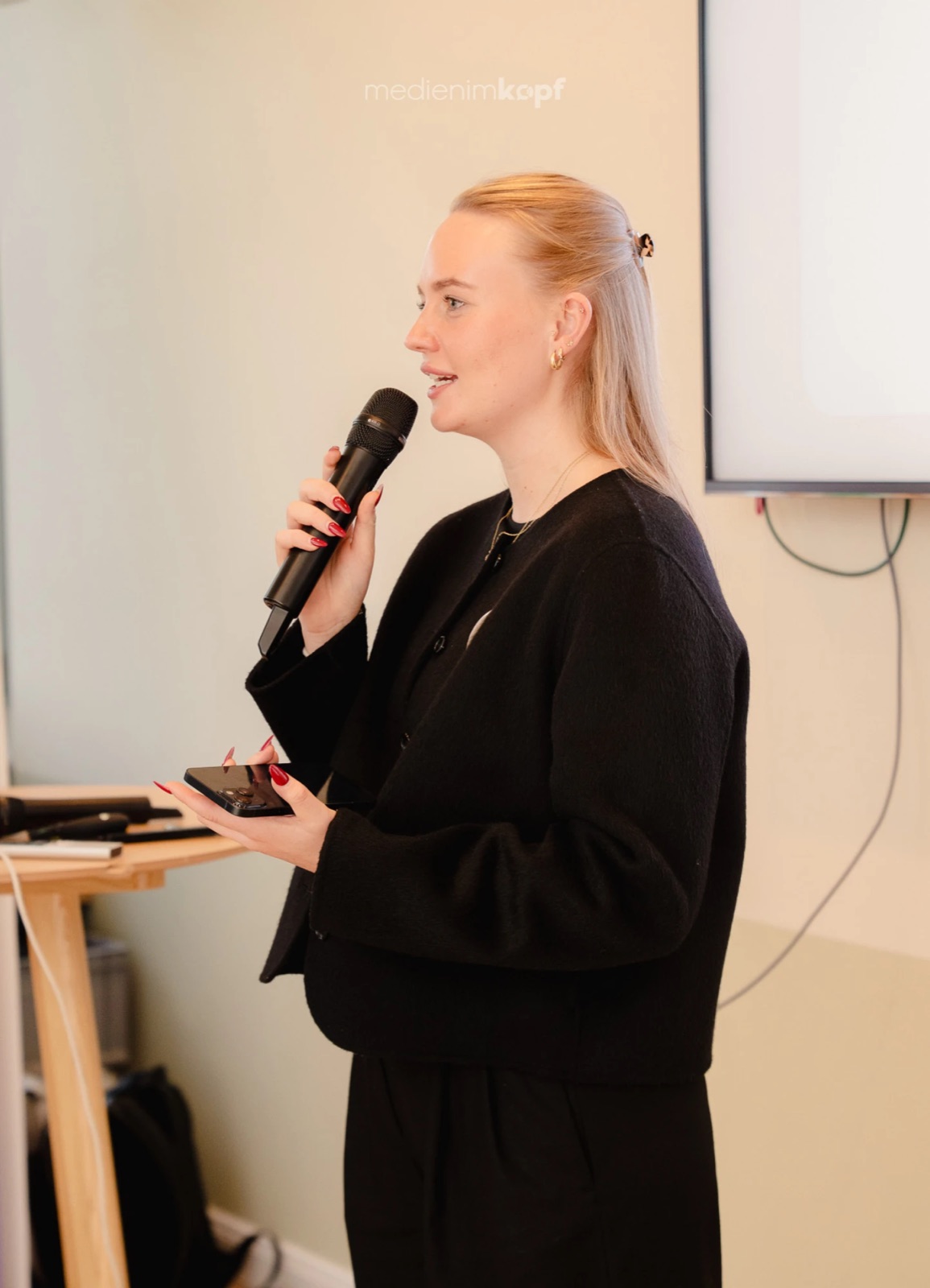 Emily Schomaker spricht bei einem EHN-Event