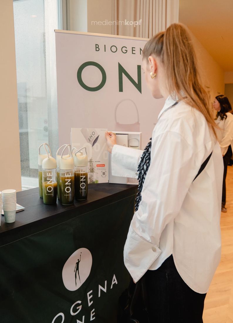 Teilnehmerin am Biogena-ONE-Stand mit ONE Drinks