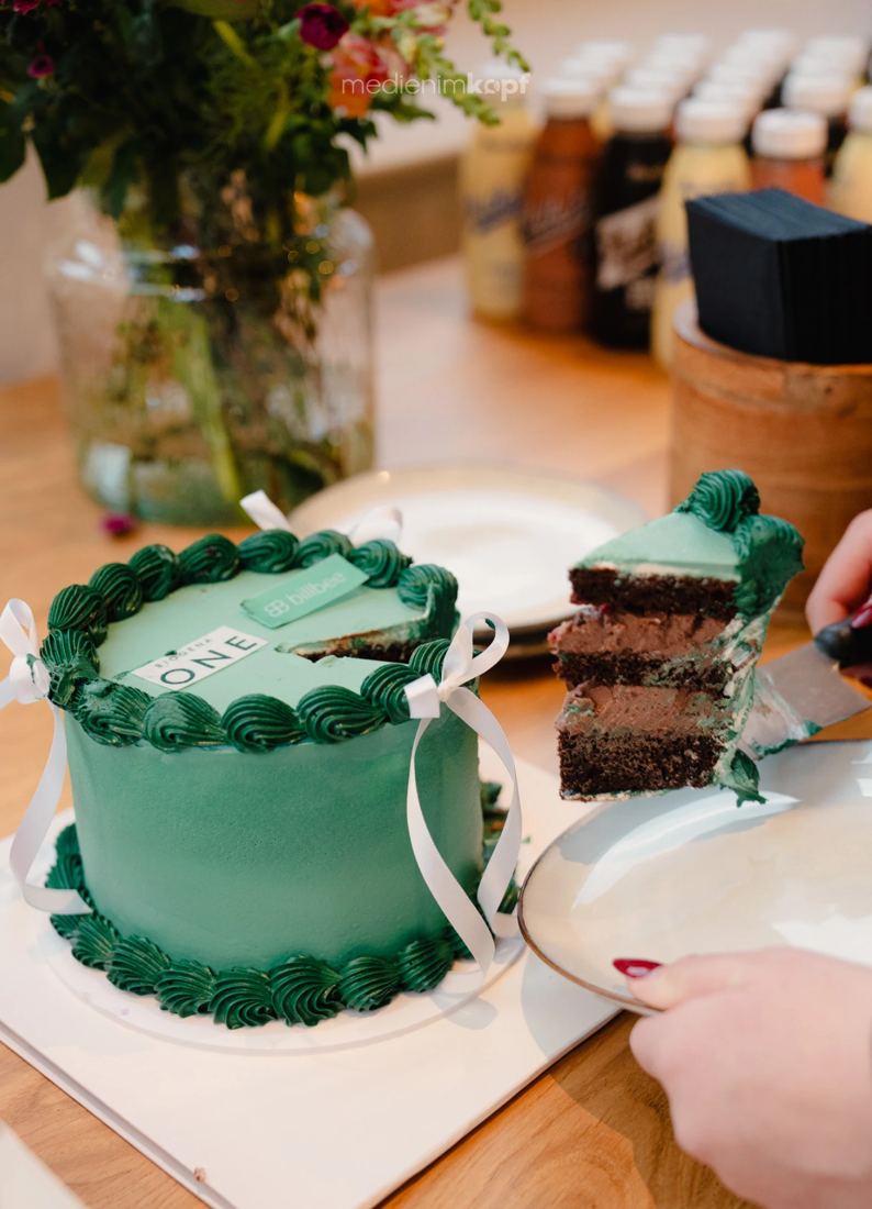 Torte mit den Logos von Billbee und Biogena ONE