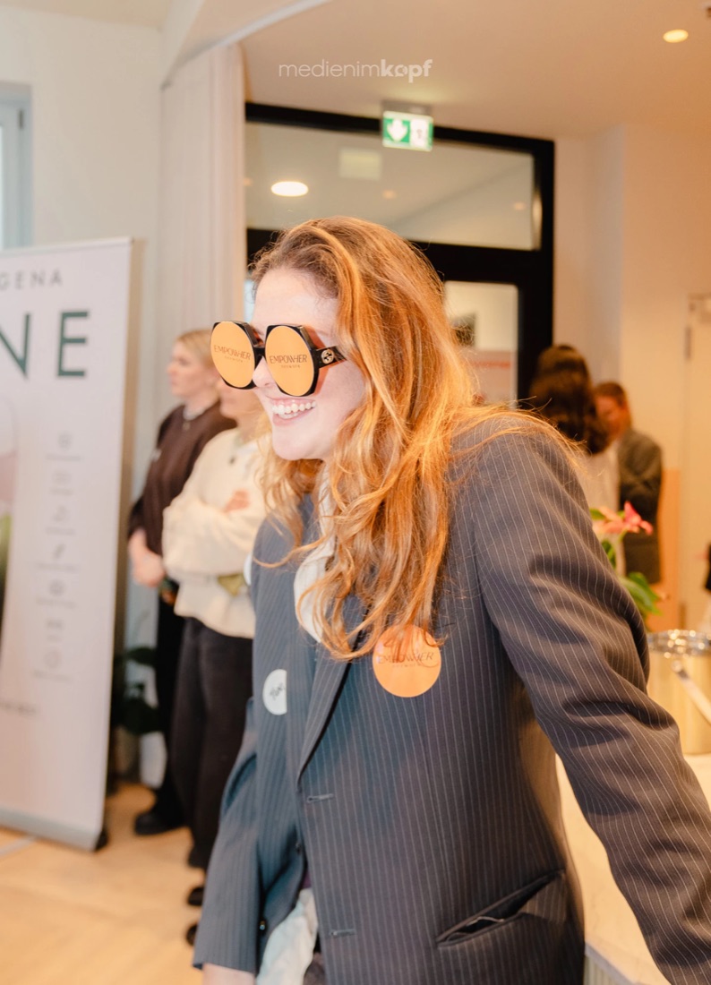Gründerin mit EmpowHerNetwork-Brille bei einem Community-Event