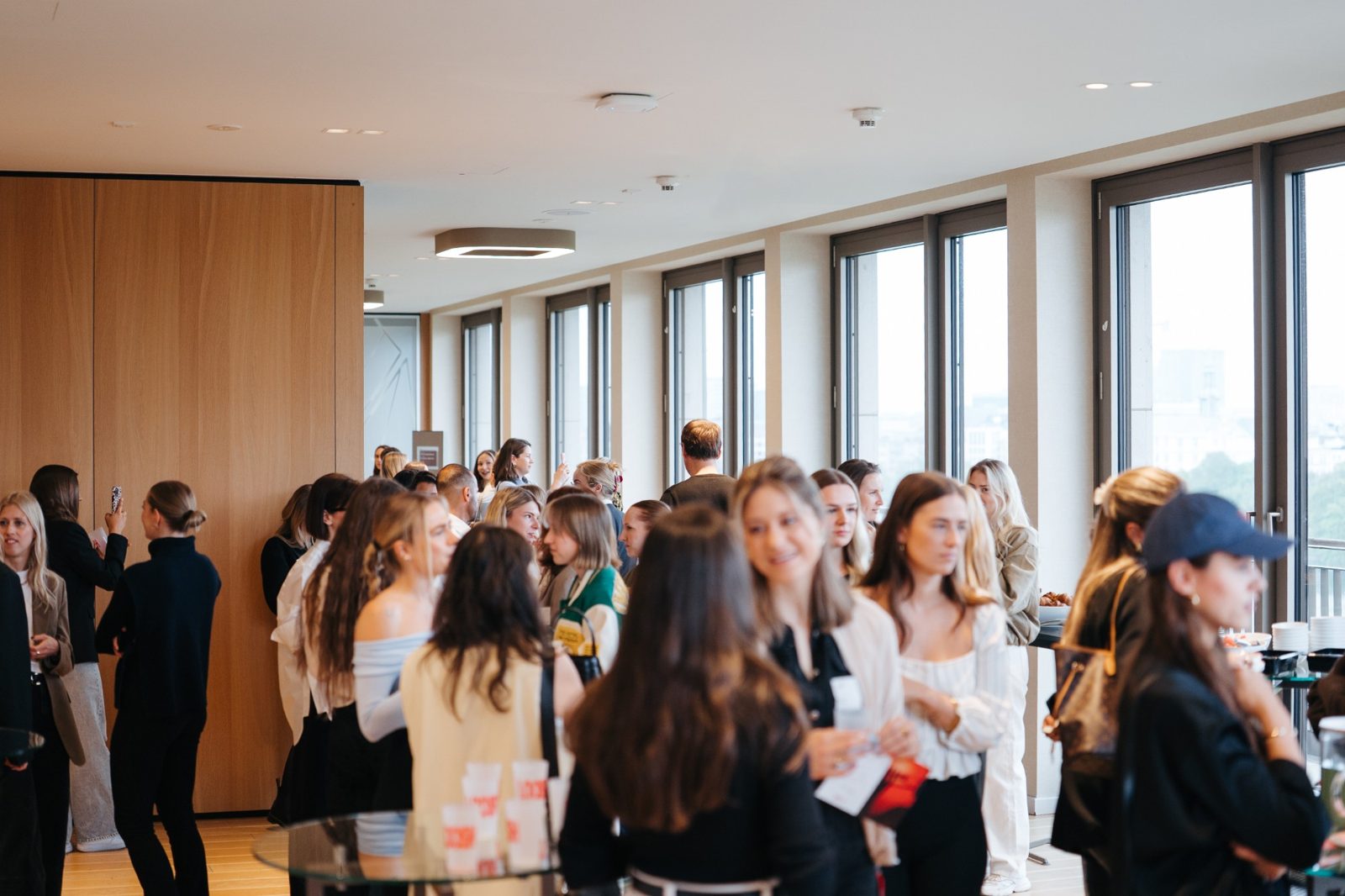 Über 70 Gründerinnen im Austausch beim Brunch im PwC-Office